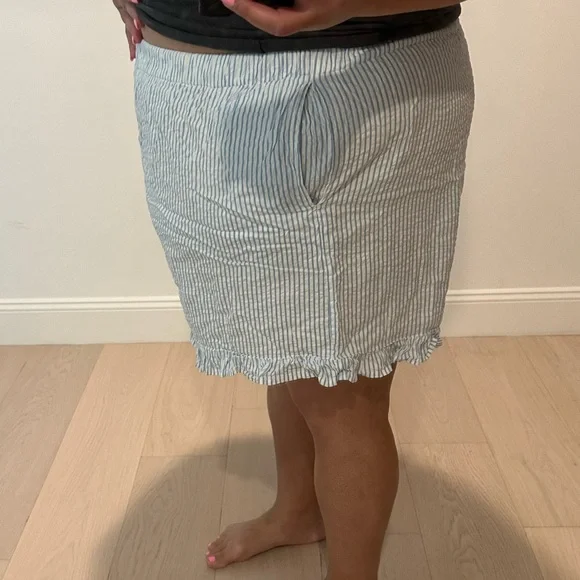 And now this Seersucker blue and white stripe ruffle trim shorts - Picture 4 of 6